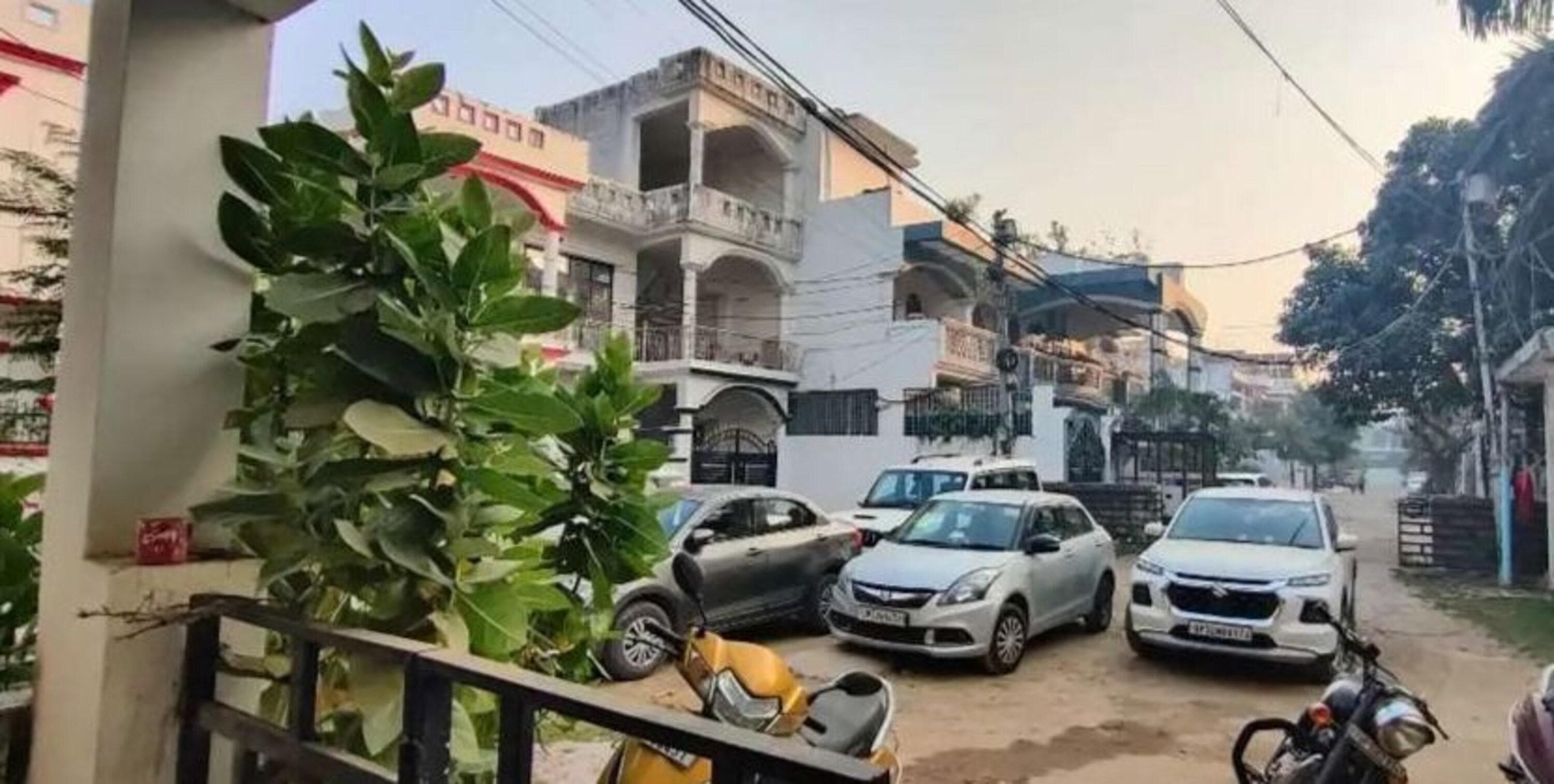 Water delivery in Chinhat, Lucknow